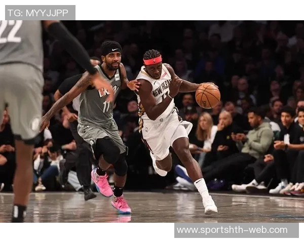 火箭客战鹈鹕登机照曝光KD羽绒服气质出众电风扇随队征战 火箭客战鹈鹕登机照曝光KD羽绒服气质出众电风扇随队征战